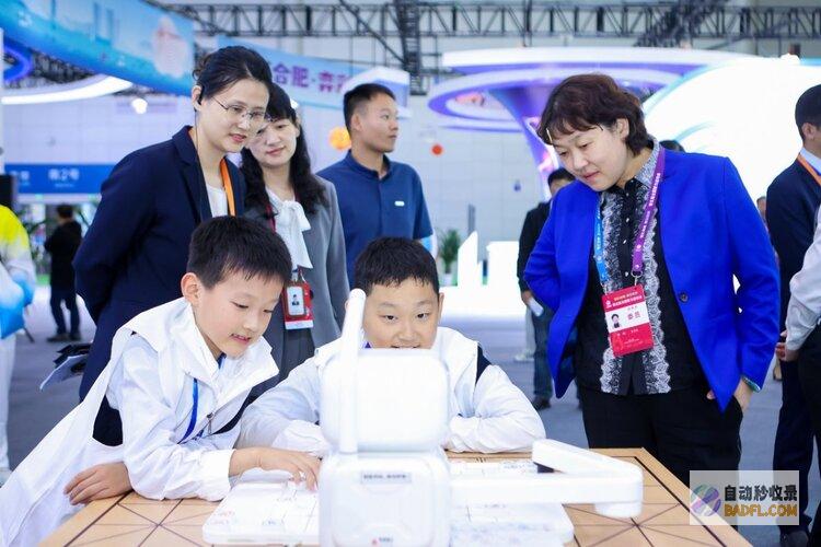 商汤科技元萝卜AI下棋机器人亮相“五智会”，助推棋类文化与数字深度融合
