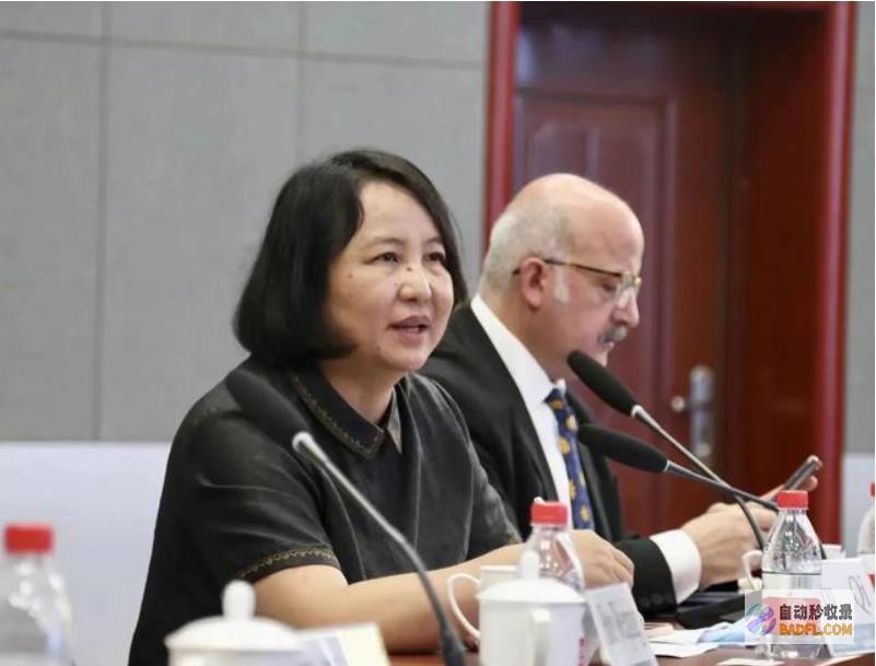 一次性踩中了当今社会的3个雷余大妈你不冤一次