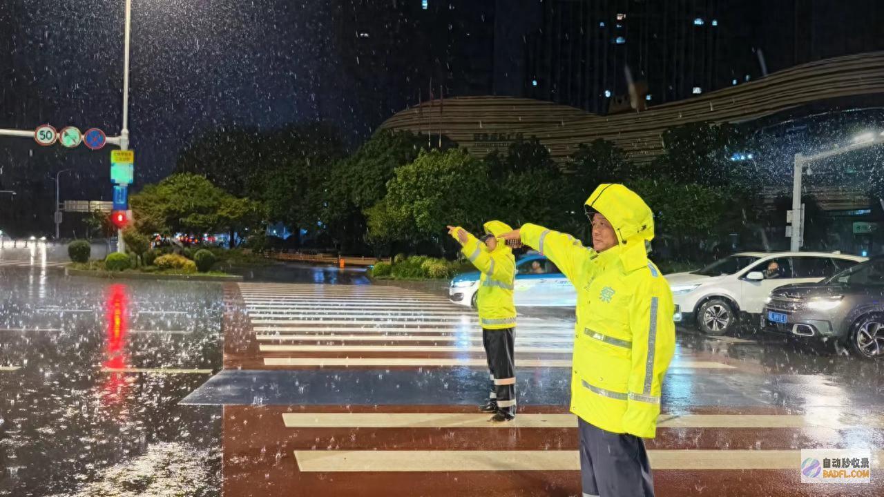 暴雨来临！我市关系部门闻令而动保证市民安保出行 (暴雨来临我囤大量物资)