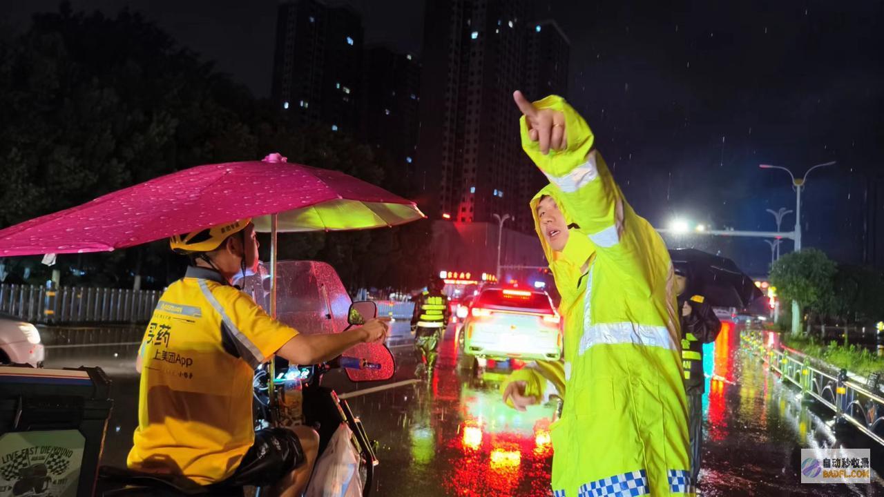 暴雨来临我市关系部门闻令而动保证市民安保出行
