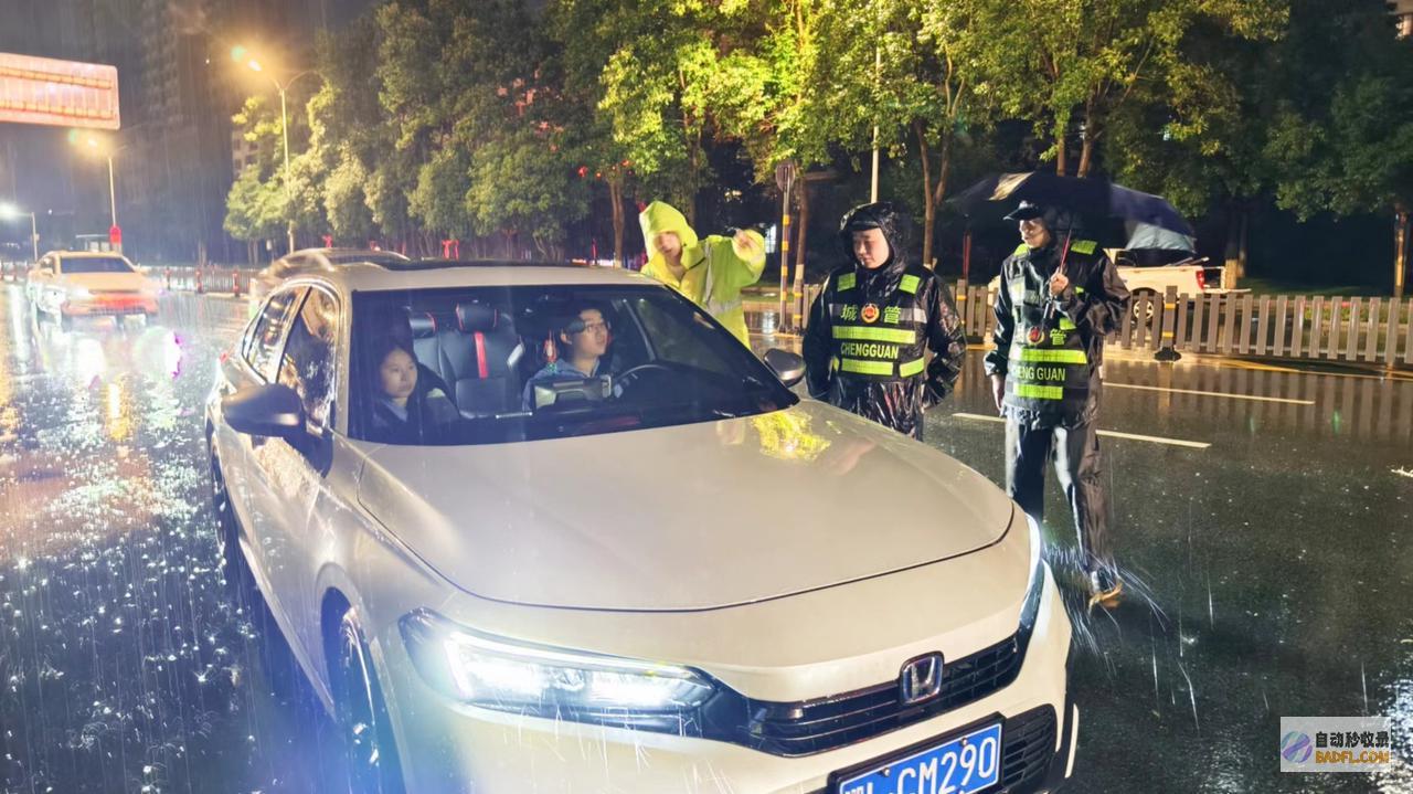暴雨来临我市关系部门闻令而动保证市民安保出行