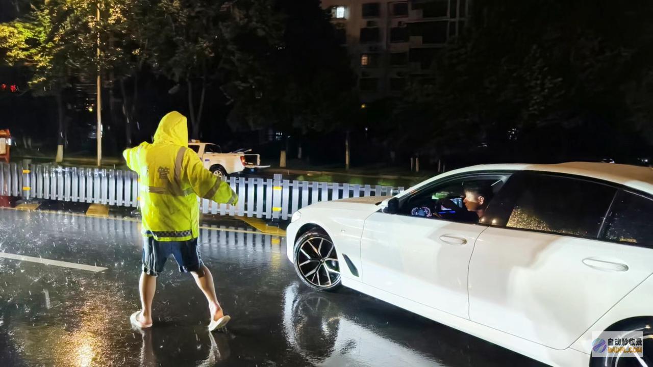 暴雨来临我市关系部门闻令而动保证市民安保出行