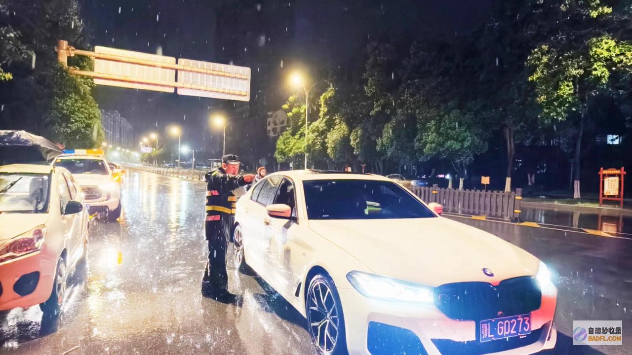 暴雨来临我市关系部门闻令而动保证市民安保出行
