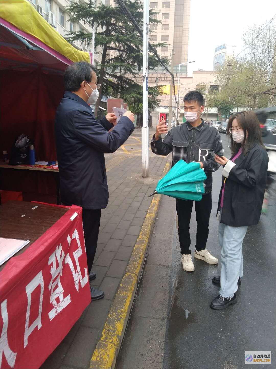 超市老板为兴风作浪下跪 广东男孩在超市拿了一颗糖说是店员给的 (超市 老板)