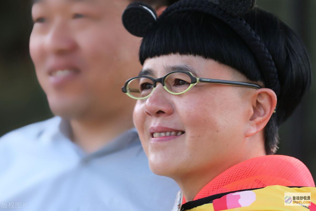 异人之下首秀引爆热议金龟子57岁大变身新外型冷