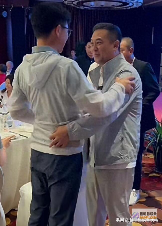 张嘉译刘奕君同聚餐 文章形态沧桑头发花白 网友 变成小老头了 (张嘉译刘奕君同学)