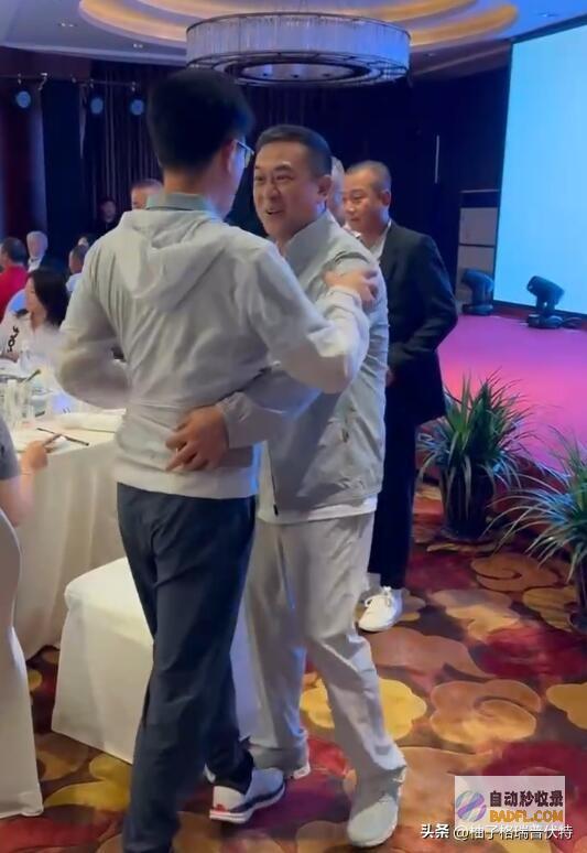 张嘉译同聚餐文章形态沧桑头发花白网友变