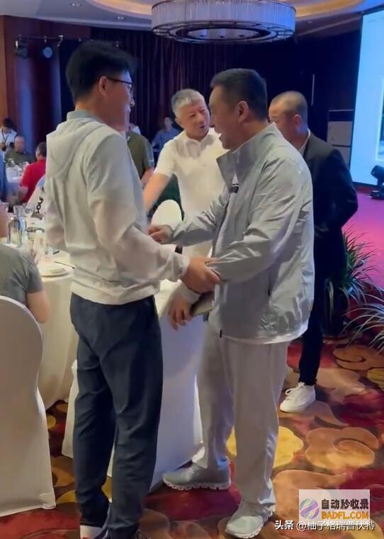 张嘉译同聚餐文章形态沧桑头发花白网友变