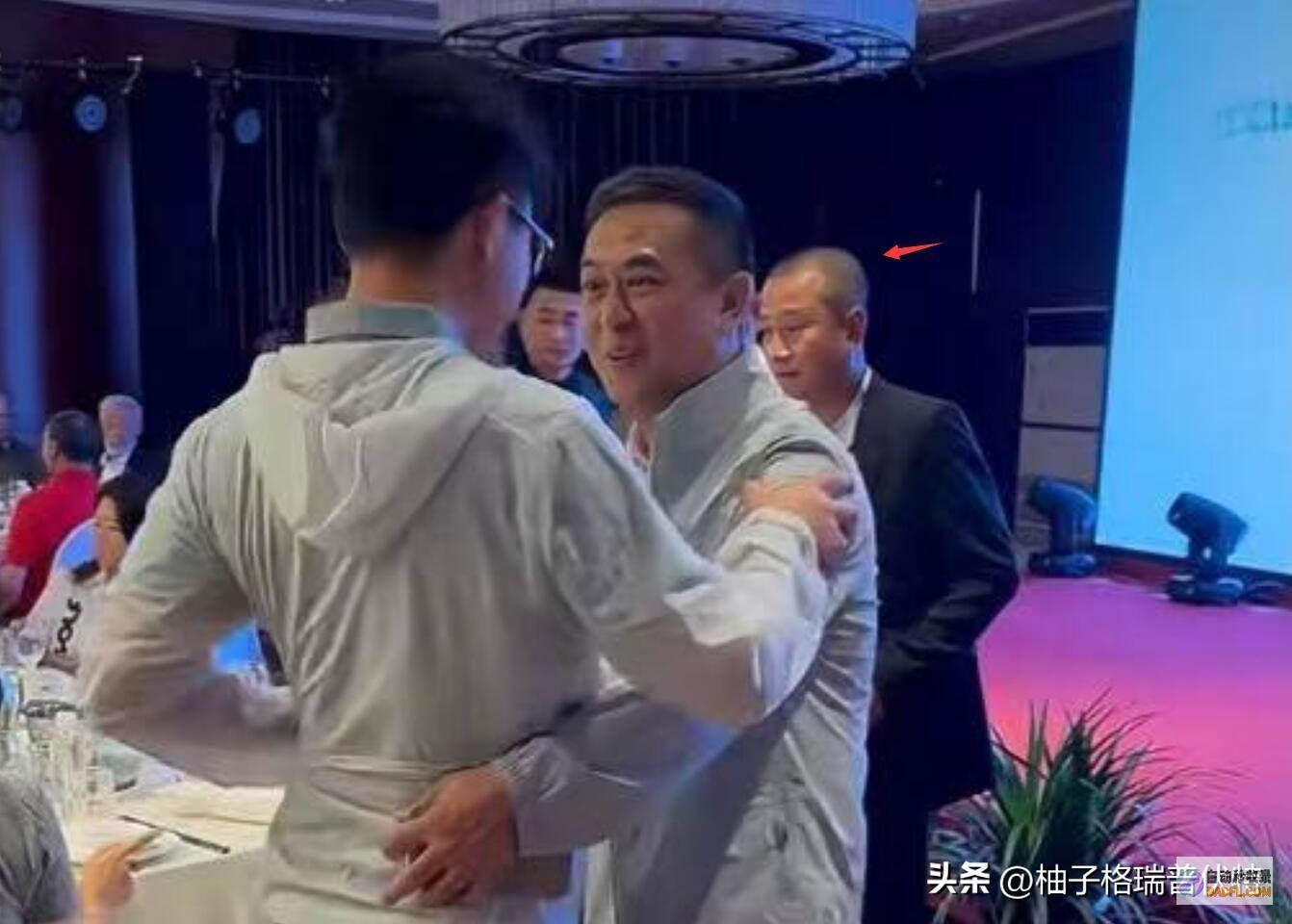 张嘉译同聚餐文章形态沧桑头发花白网友变
