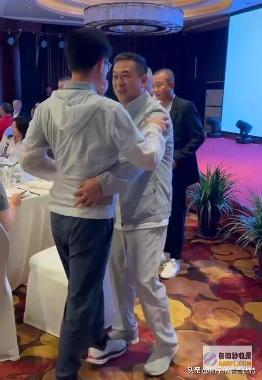 张嘉译同聚餐文章形态沧桑头发花白网友变