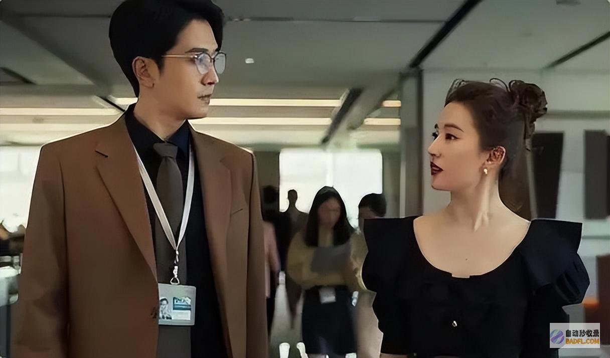 刘亦菲与干爹同框两人相关看起来很好紧身裙端庄
