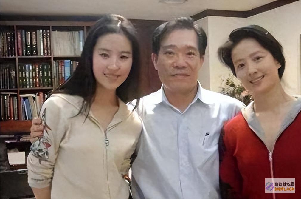 刘亦菲与干爹同框两人相关看起来很好紧身裙端庄