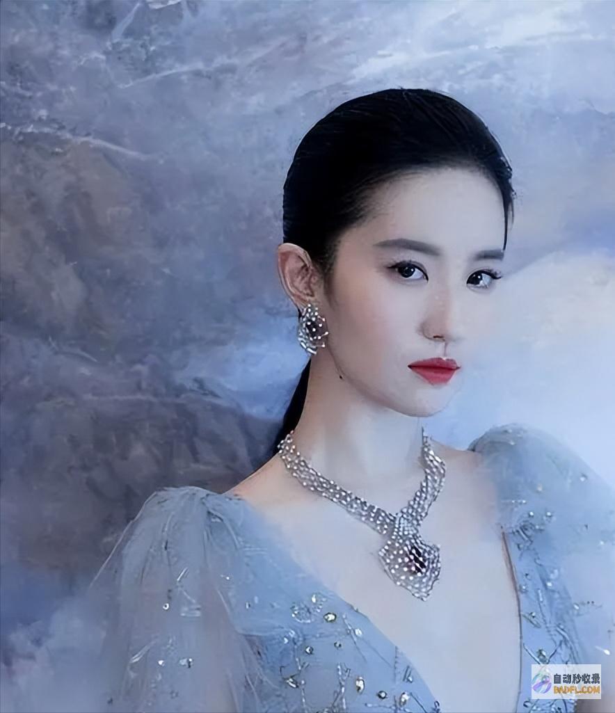刘亦菲与干爹同框两人相关看起来很好紧身裙端庄