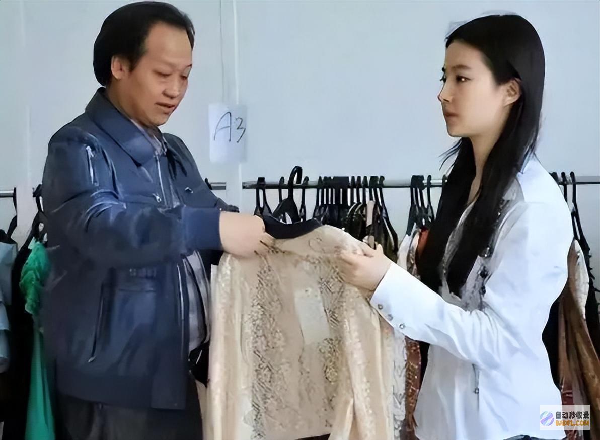 刘亦菲与干爹同框两人相关看起来很好紧身裙端庄