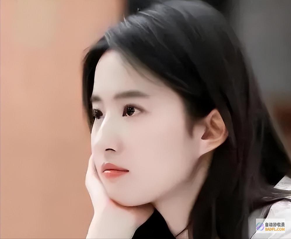 刘亦菲与干爹同框两人相关看起来很好紧身裙端庄