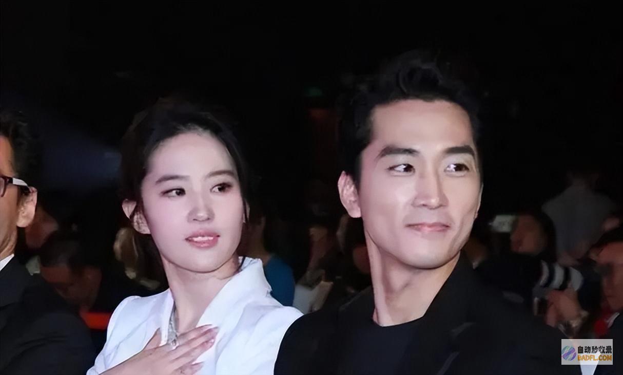 刘亦菲与干爹同框两人相关看起来很好紧身裙端庄
