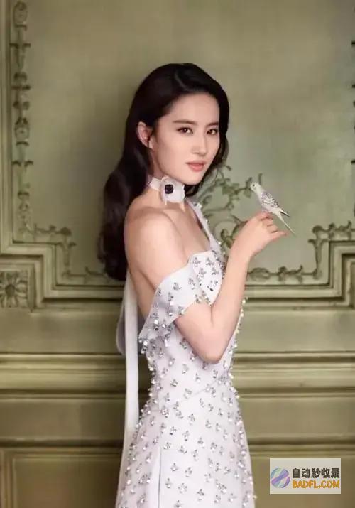 刘亦菲与干爹同框两人相关看起来很好紧身裙端庄