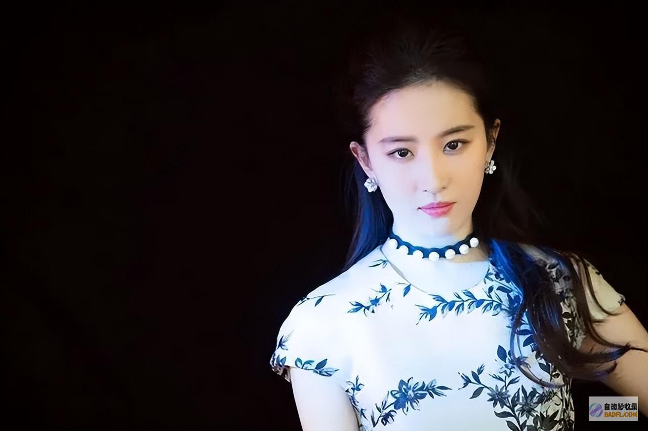 刘亦菲与干爹同框两人相关看起来很好紧身裙端庄