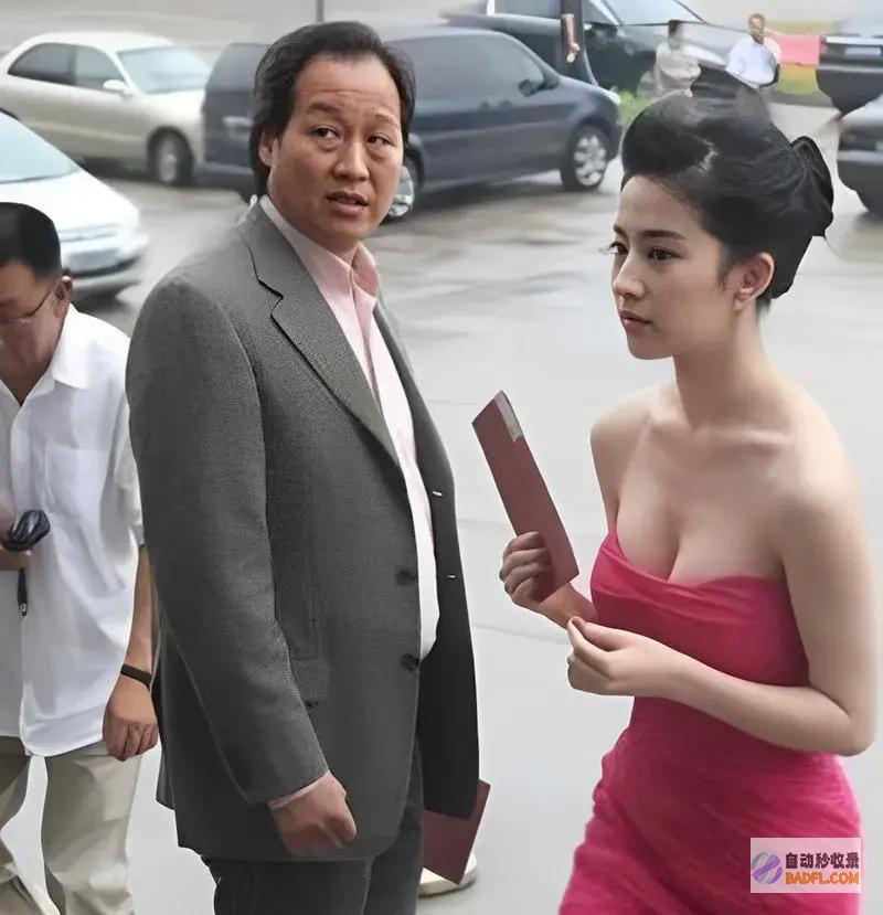 刘亦菲与干爹同框两人相关看起来很好紧身裙端庄