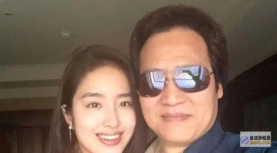 刘亦菲与干爹同框两人相关看起来很好紧身裙端庄