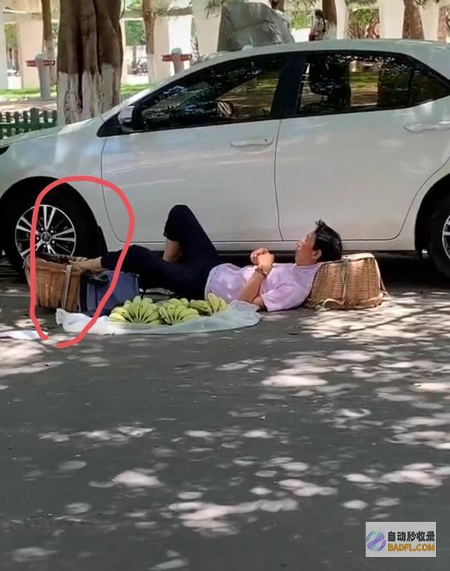 掰香蕉躺地上吃上热搜 笑麻了！男生突然低血糖 我笑死在评论区 (掰香蕉躺地上的图片)