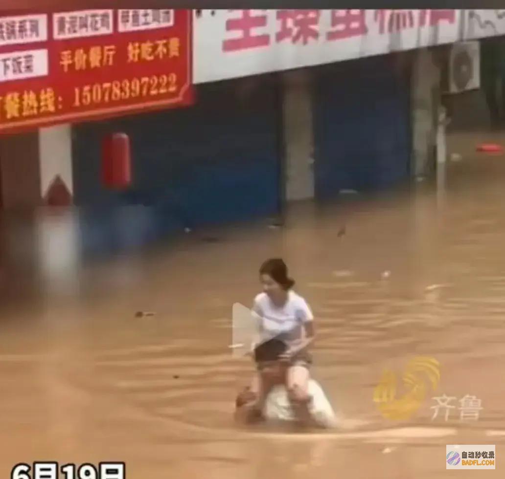 全程水没过腰困难前行网友艳羡桂林暴雨女子扛着