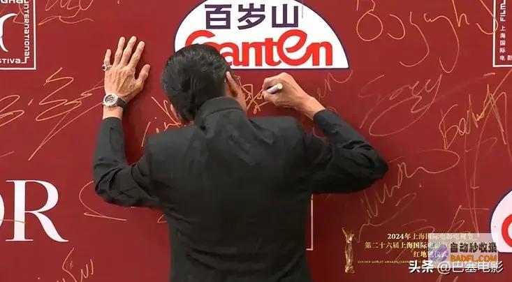 又乱穿黄晓明再拿影帝也太低调了上影