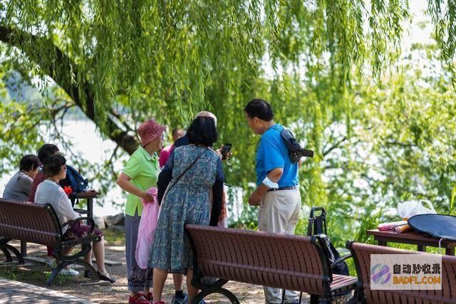 女租客失联敲门无人应对无处下脚房东开锁进屋被