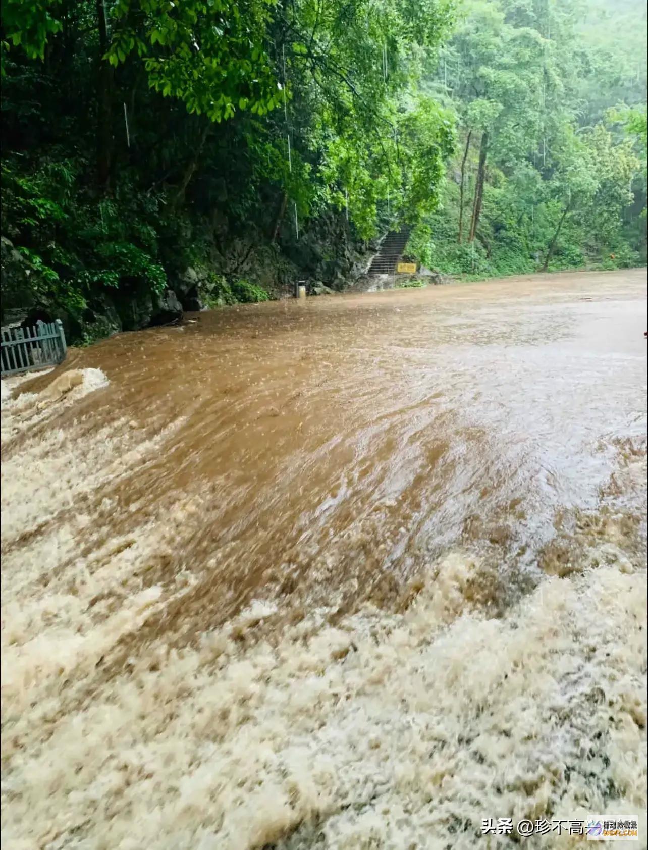当天这个雨好大山洪水把路都淹了