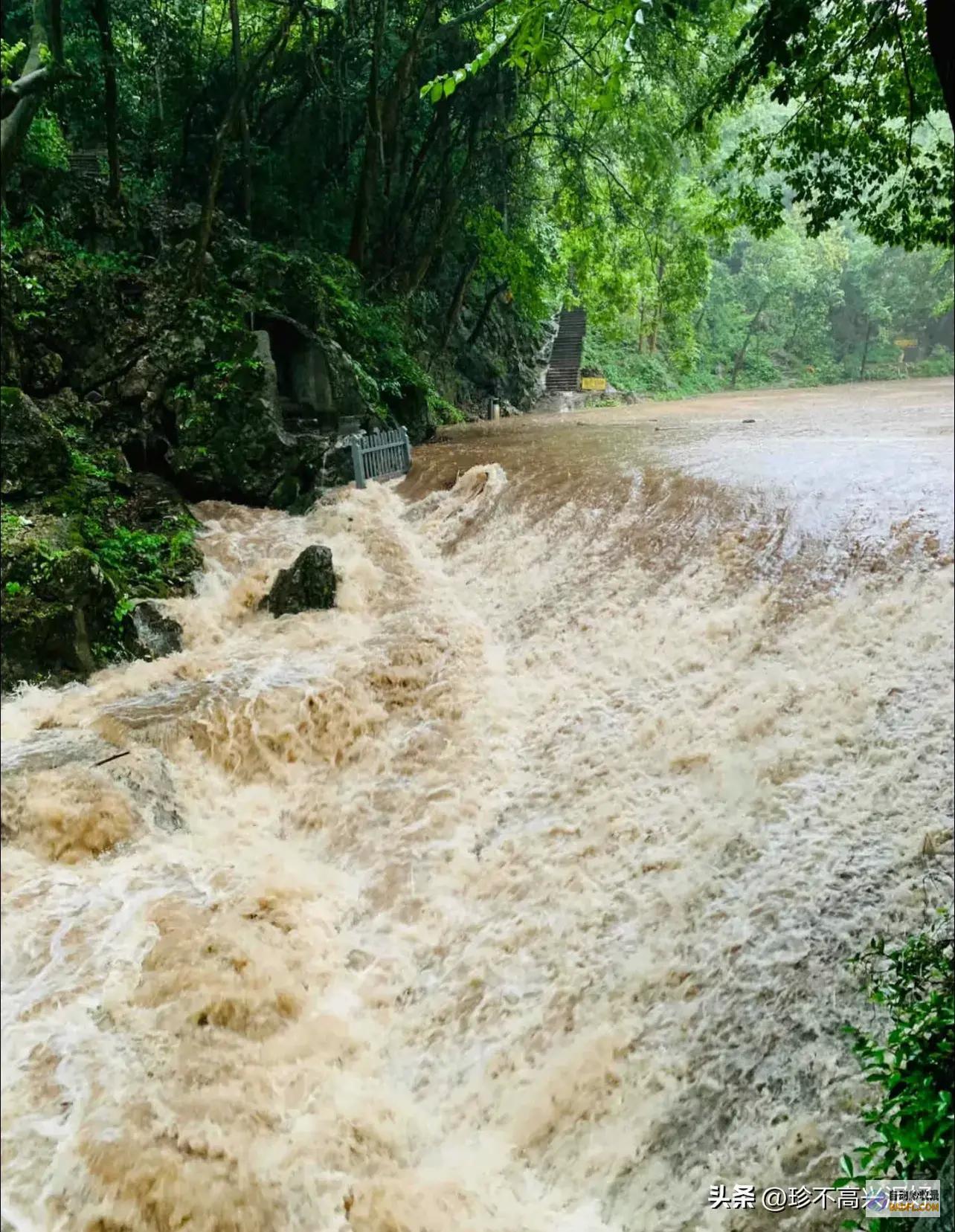 当天这个雨好大山洪水把路都淹了