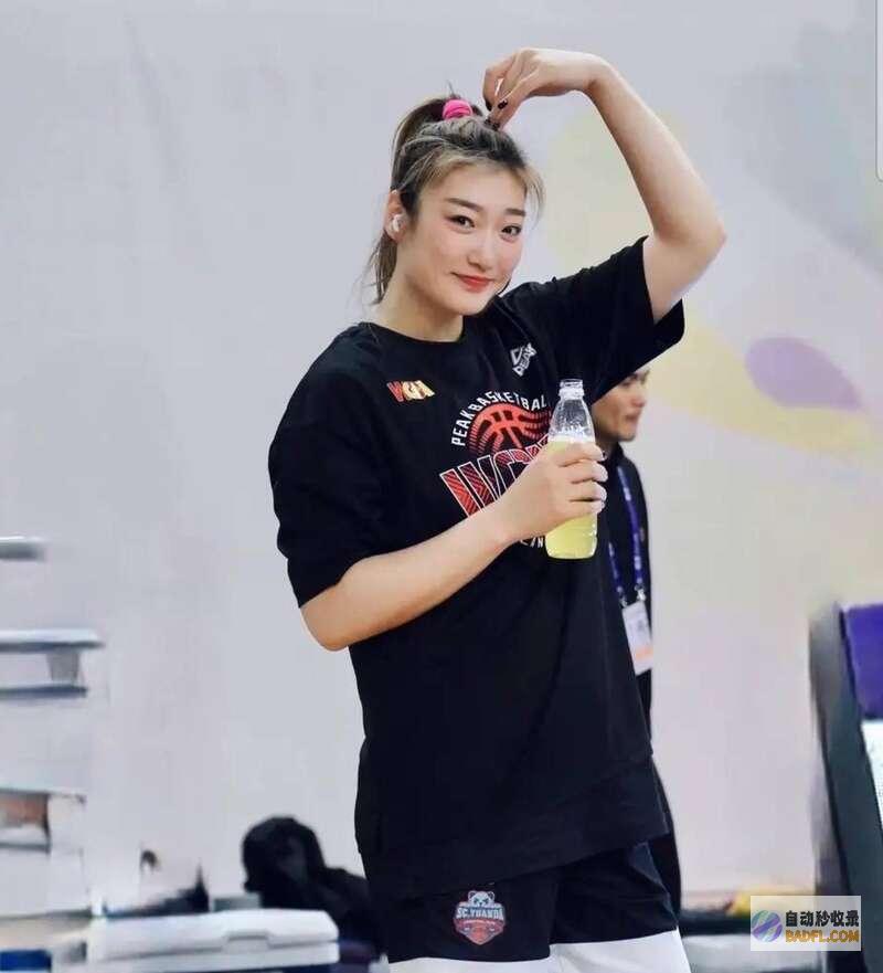 李梦穿搭翻车现场！网友 求别再应战审美极限！ 笑不活了 (李梦耍大牌?造型师否认)