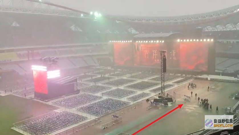 被淋的最狠凤凰传奇南昌演唱会遇瓢泼大雨内场门