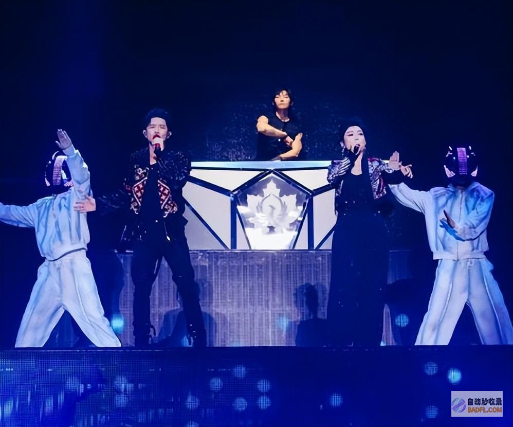被淋的最狠凤凰传奇南昌演唱会遇瓢泼大雨内场门