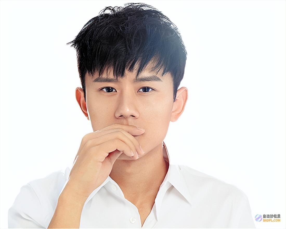 提示大家吃饭要小心惊险张杰被骨头卡住自愿做手
