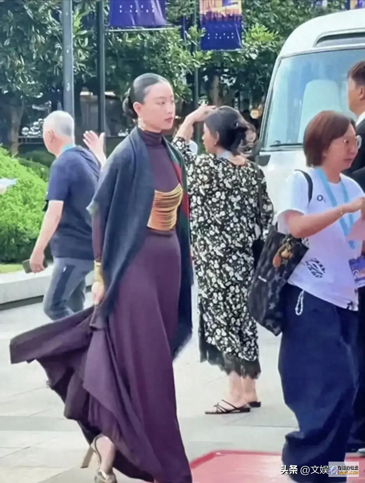 皮肤很黄显老仪态差36岁倪妮被偶遇一如既往小腹