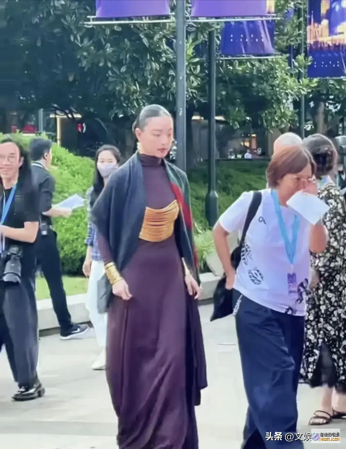 皮肤很黄显老仪态差36岁倪妮被偶遇一如既往小腹