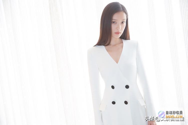 皮肤很黄显老仪态差36岁倪妮被偶遇一如既往小腹
