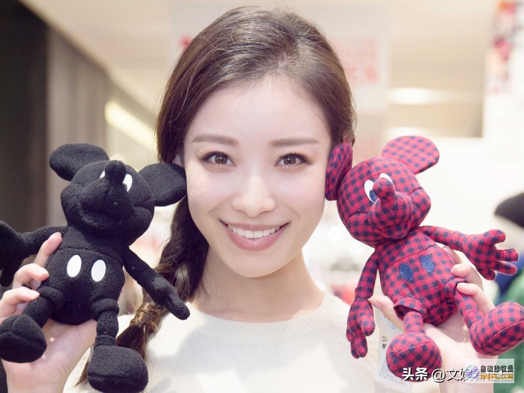 皮肤很黄显老仪态差36岁倪妮被偶遇一如既往小腹