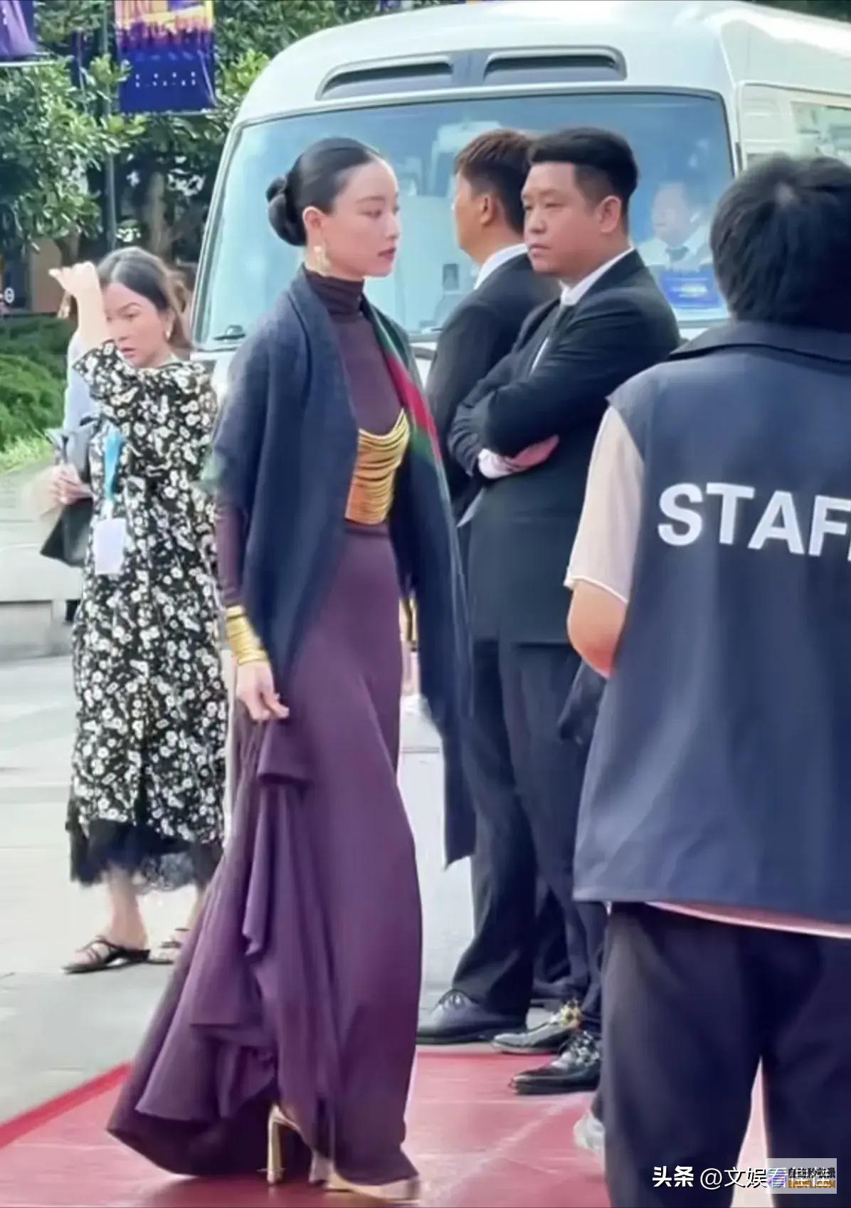 皮肤很黄显老仪态差36岁倪妮被偶遇一如既往小腹