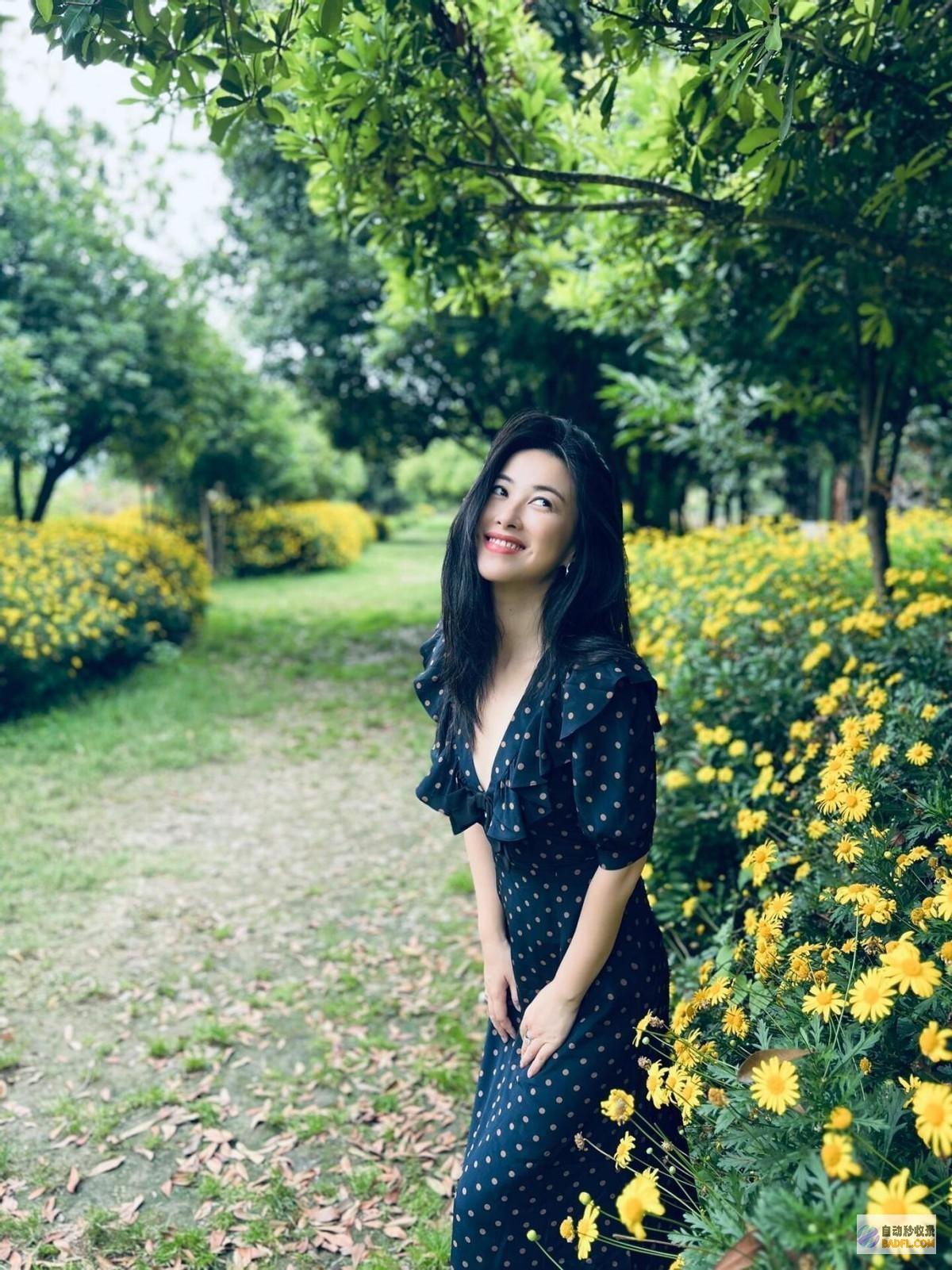 朱珠和老公喝下午茶穿搭时尚自带初级感；这气场普