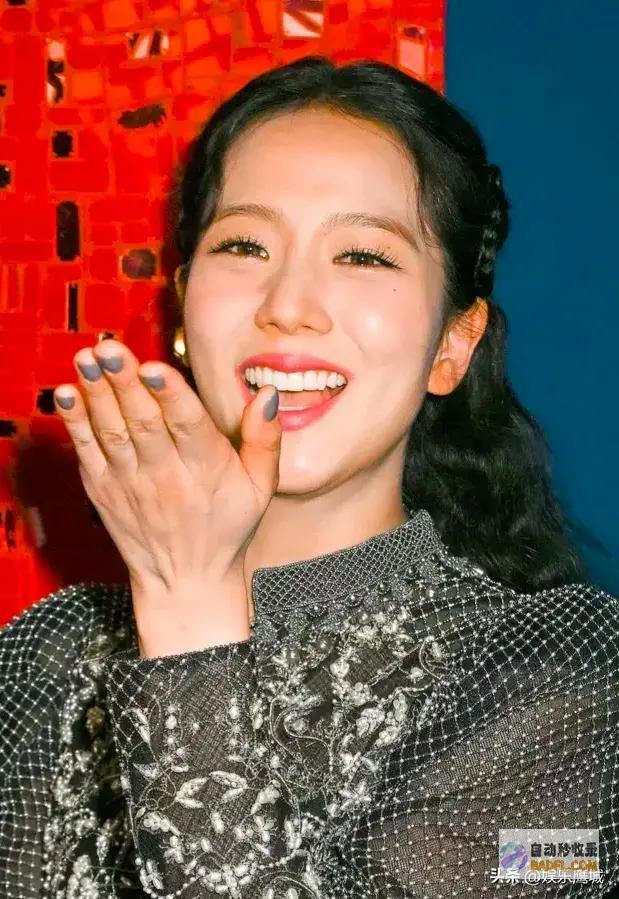 金智秀一袭蓬蓬绿裙愁容治愈对镜飞吻公主感十足