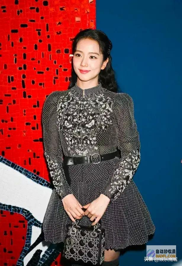 对镜飞吻公主感十足金智秀一袭蓬蓬绿裙愁容治愈