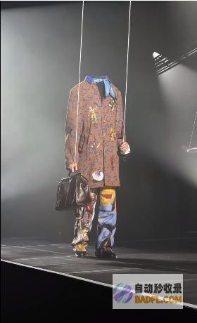 网友 看问题的时兴 阴间 无头模特惊吓全场 巴黎演出 古装秀 (网友问的问题)