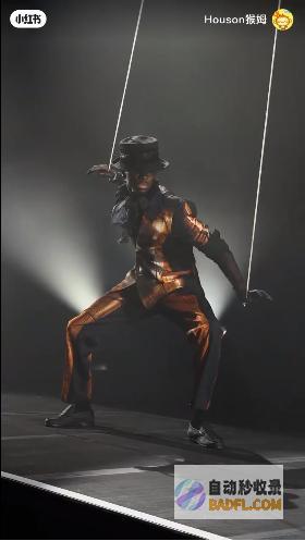 网友看问题的时兴阴间无头模特惊吓全场巴黎演出