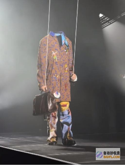 网友看问题的时兴阴间无头模特惊吓全场巴黎演出