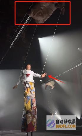 网友看问题的时兴阴间无头模特惊吓全场巴黎演出