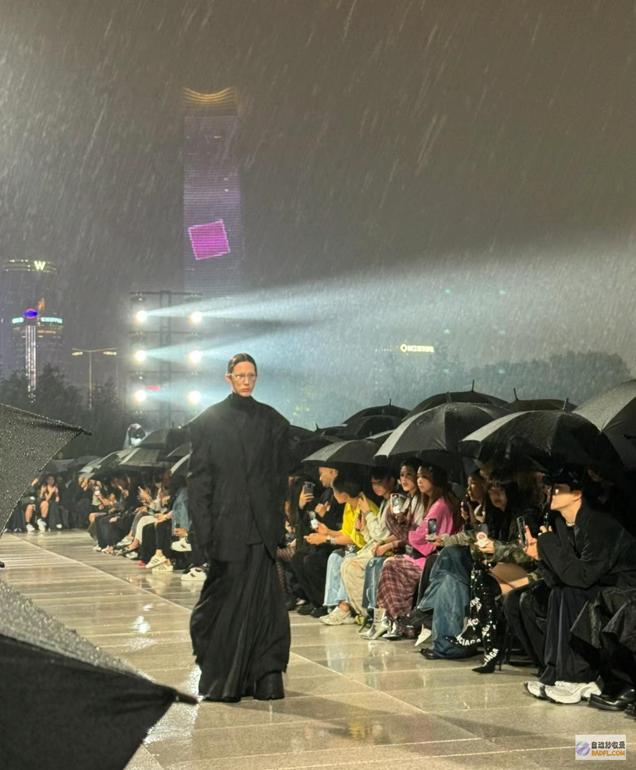 网友看问题的时兴阴间无头模特惊吓全场巴黎演出