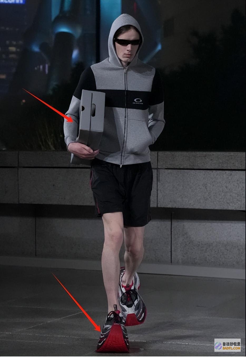 网友看问题的时兴阴间无头模特惊吓全场巴黎演出