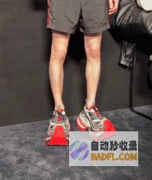 网友看问题的时兴阴间无头模特惊吓全场巴黎演出