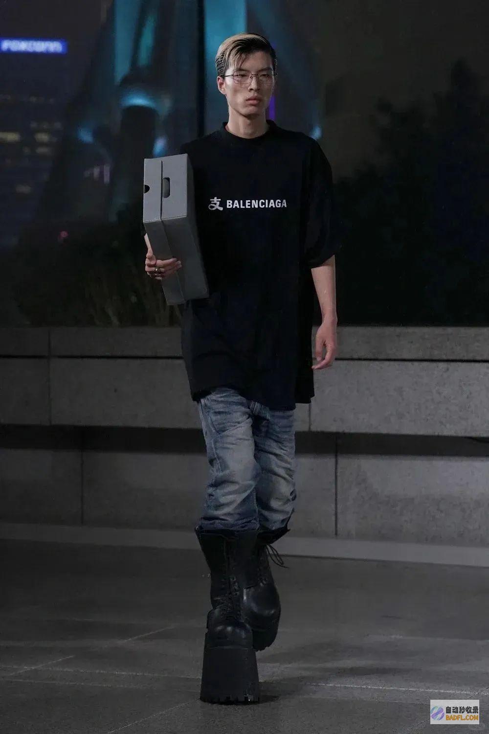 网友看问题的时兴阴间无头模特惊吓全场巴黎演出